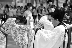为纪念孔子诞辰2565周年，9月27日，beat365平台官方网站学子身着华丽汉服在孔子雕像前隆重行拜师礼，现场展示汉礼、秀书法和茶艺，弘扬传统文化。