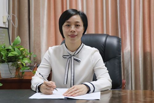 何丽萍工作照